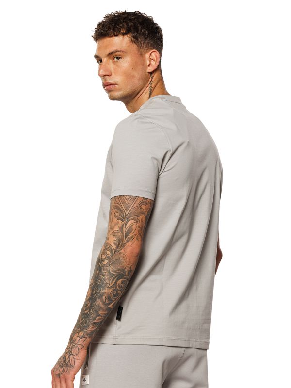 טי שירט ENZO קצרה עם תווית רקומה לגברים