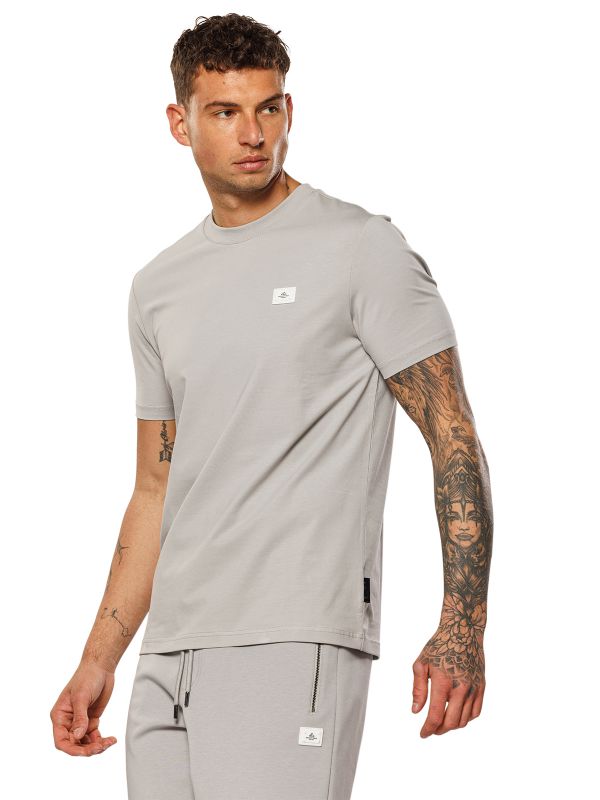 טי שירט ENZO קצרה עם תווית רקומה לגברים