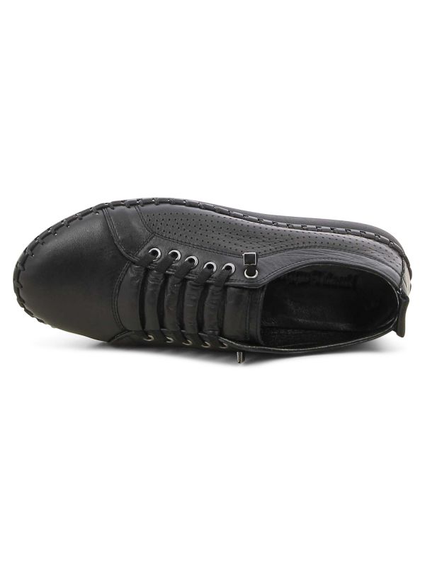 נעלי סניקרס בדוגמא מחוררת לנשים