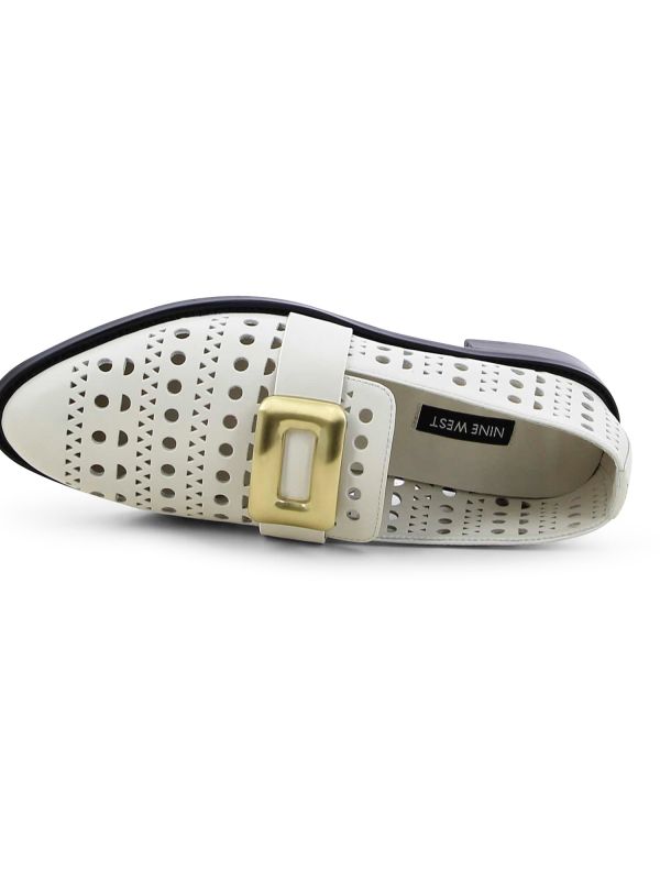 נעלי לואפרס מחוררות עם אבזם לנשים