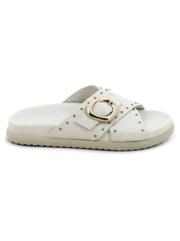 כפכפי רצועות מוצלבות עם ניטים לנשים