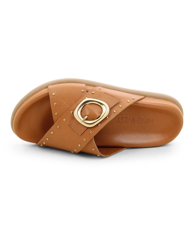 כפכפי רצועות מוצלבות עם ניטים לנשים