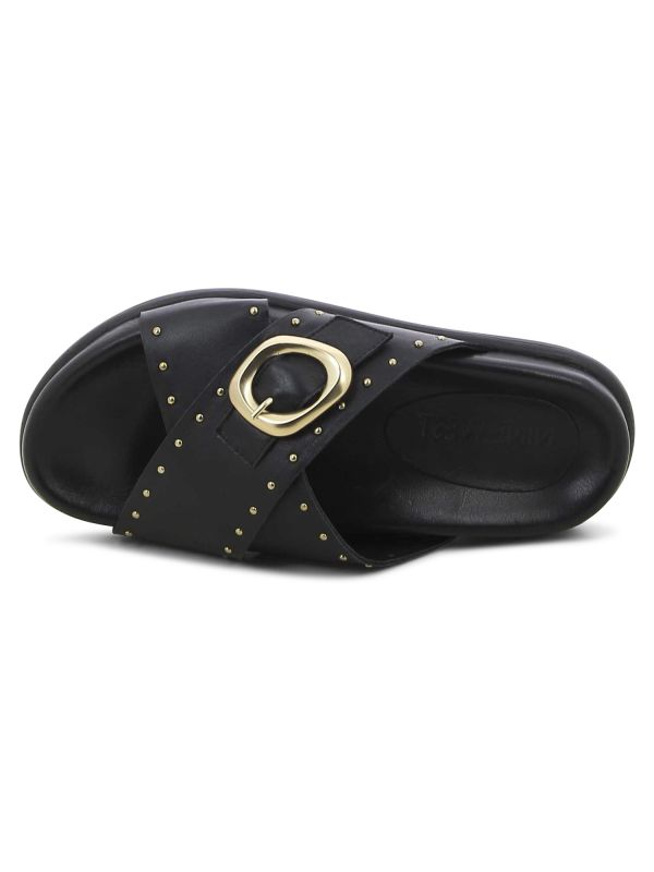 כפכפי רצועות מוצלבות עם ניטים לנשים