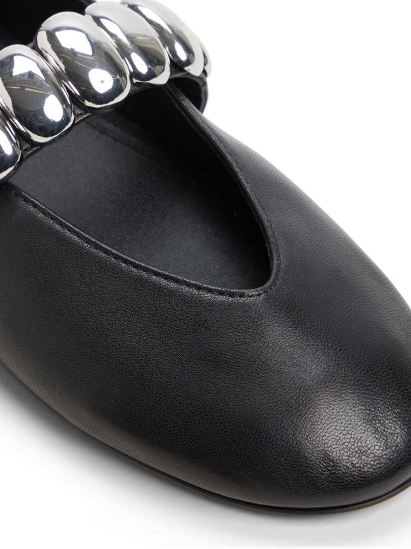 FIGGIS - נעלי סירה שטוחות מעור עם תכשיט מטאלי לנשים